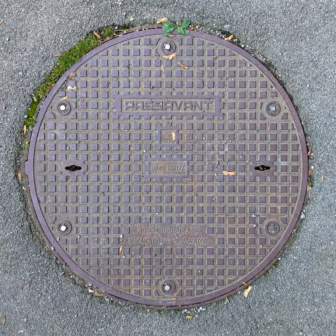 Sewerage Manhole Cover by Passavant Werke in Rödersdorf (Gebsattel), Germany. Photo by Yuri Matrosovich