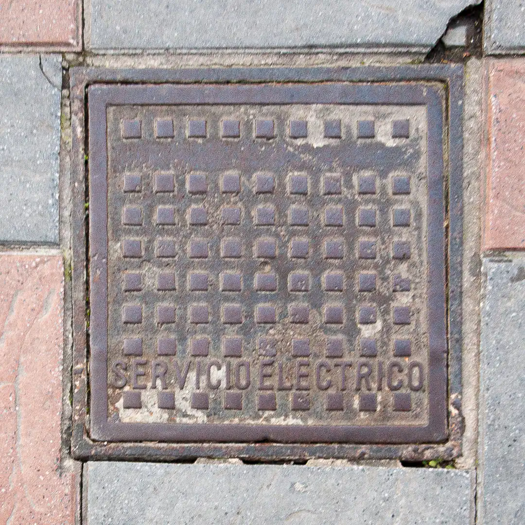 Servicio Electrico Square Manhole Cover in Fuengirola, Spain. Photo by Yuri Matrosovich