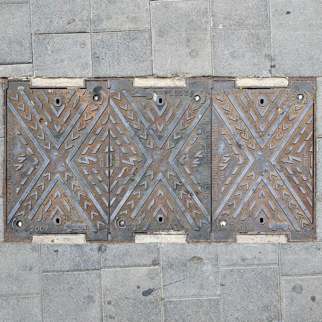 Electricity Manhole Cover in Tel Aviv-Yafo, Israel. Photo by Yuri Matrosovich