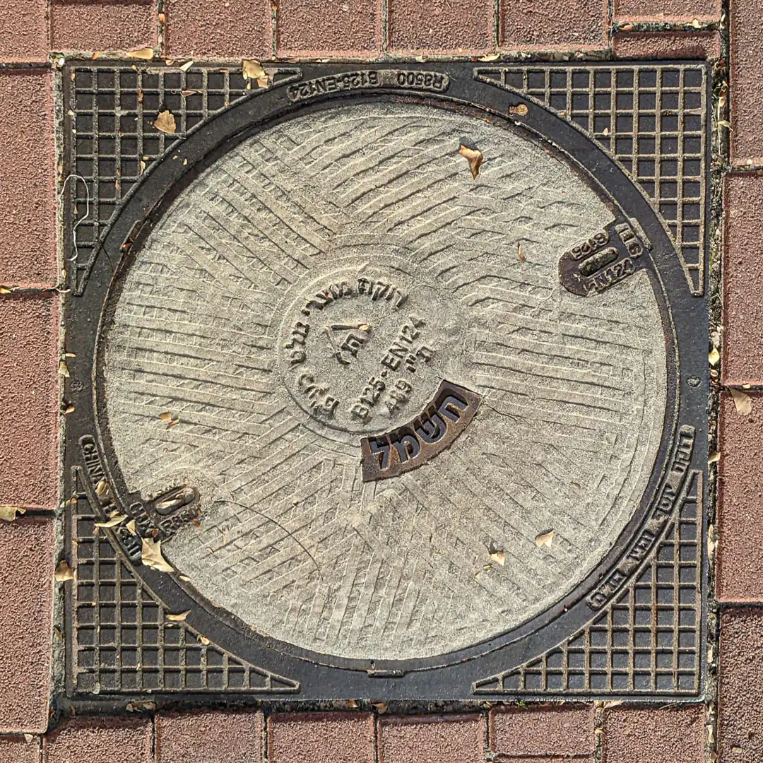 Electricity Manhole Cover in Or Akiva, Israel. Photo by Yuri Matrosovich