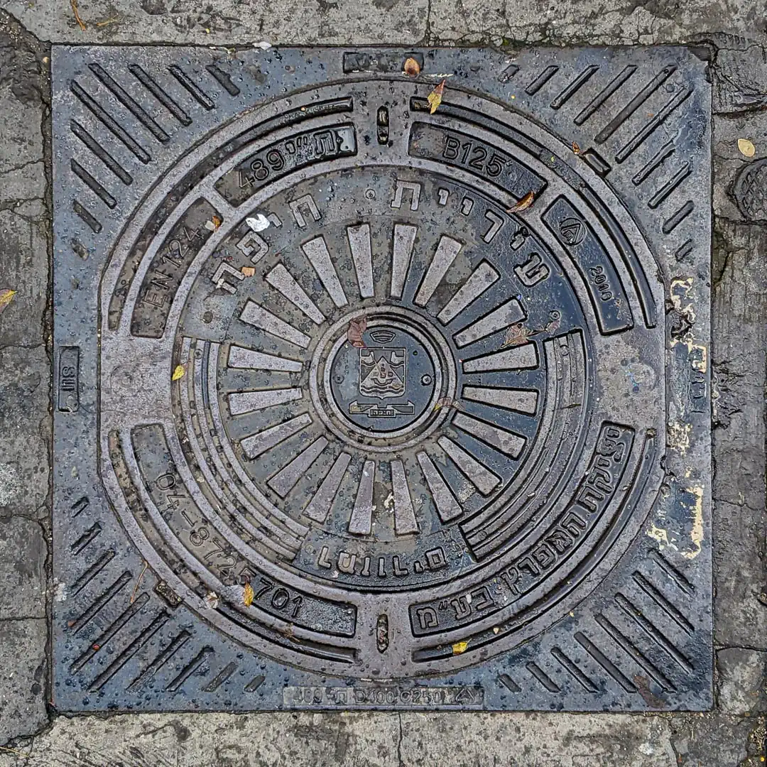 Traffic Lights Manhole Cover in Haifa, Israel. Photo by Yuri Matrosovich