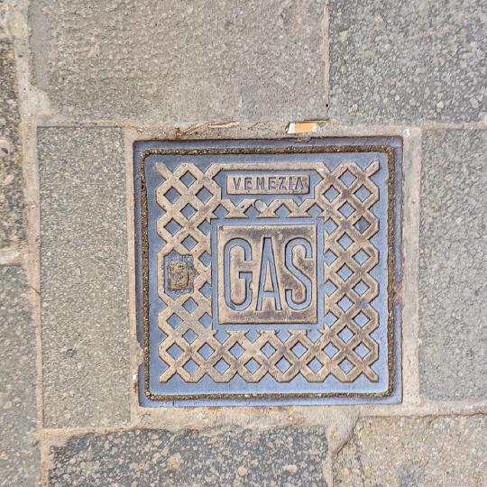 Venezia Gas Manhole Cover