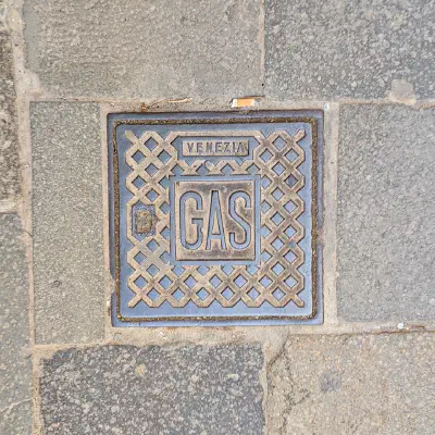 Venezia Gas Manhole Cover