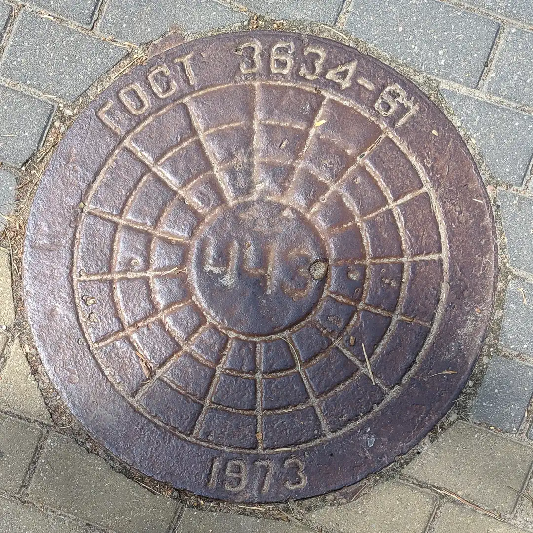Manhole Cover by ЧЧЗ in Zelenogradsk, Russia. Photo by Yuri Matrosovich