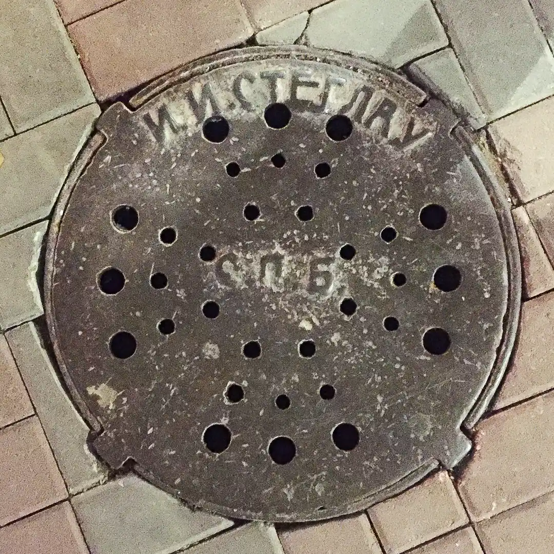 Steglau Manhole Cover in Saint Petersburg, Russia. Photo by Yuri Matrosovich