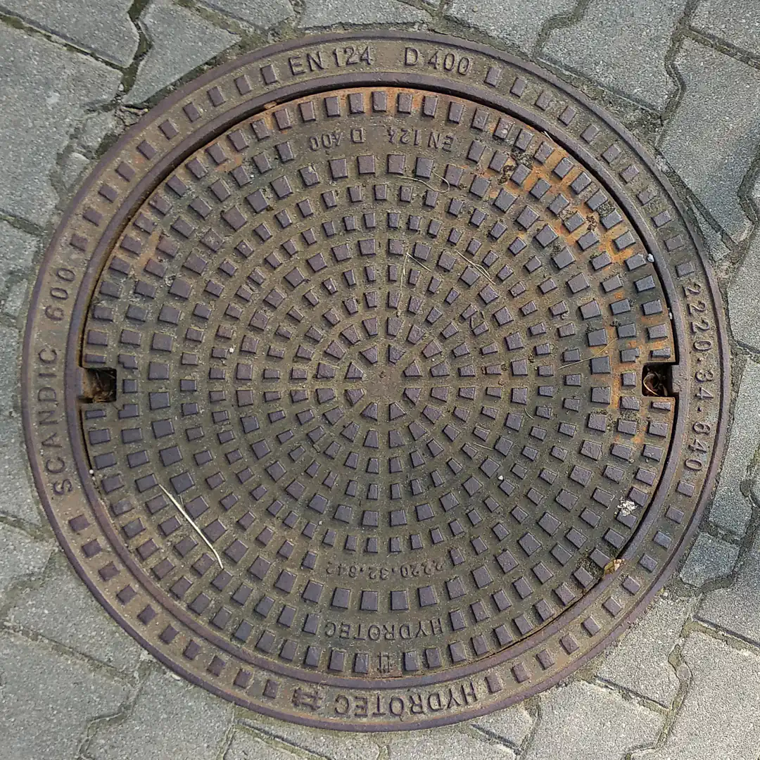 Manhole Cover by Hydrotec in Kaliningrad, Russia. Photo by Yuri Matrosovich