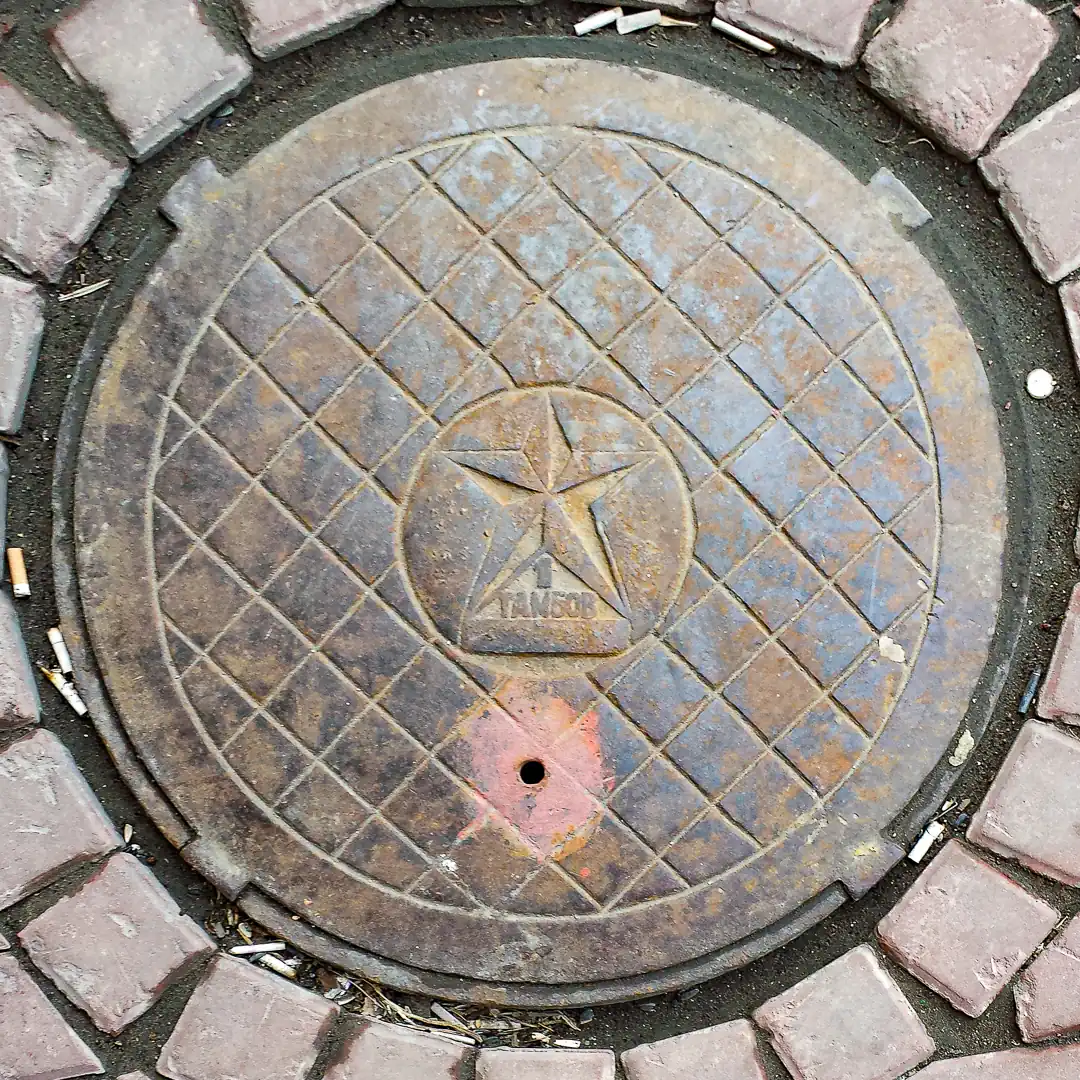 Manhole cover created in Gulag in Saint Petersburg, Russia. Photo by Yuri Matrosovich