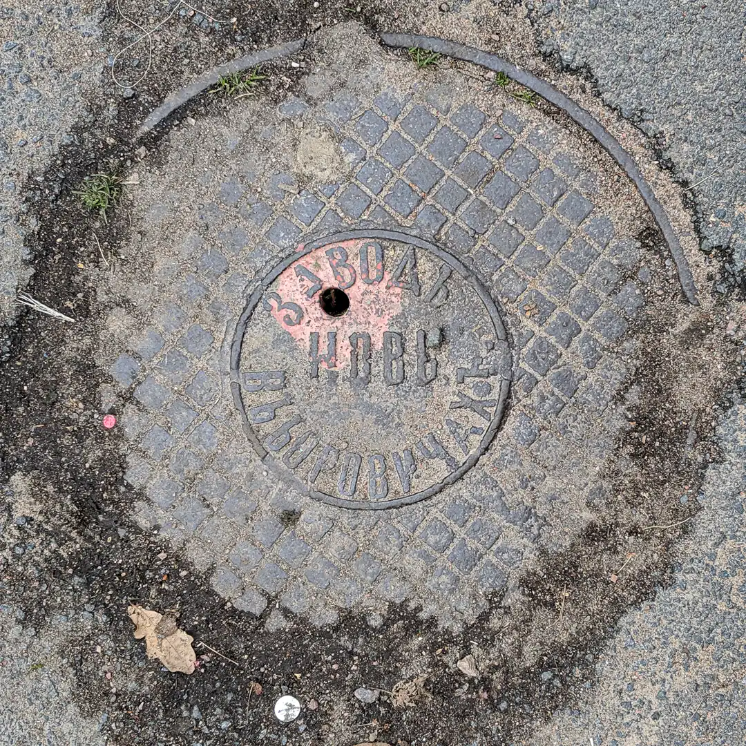 Manhole Cover by Новь in Saint Petersburg, Russia. Photo by Yuri Matrosovich