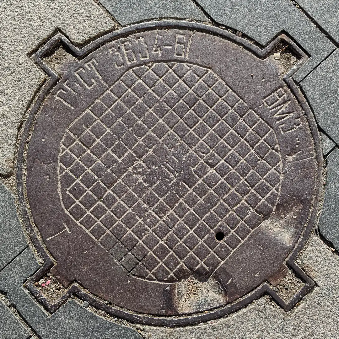 Manhole Cover by ВМЗ in Saint Petersburg, Russia. Photo by Yuri Matrosovich