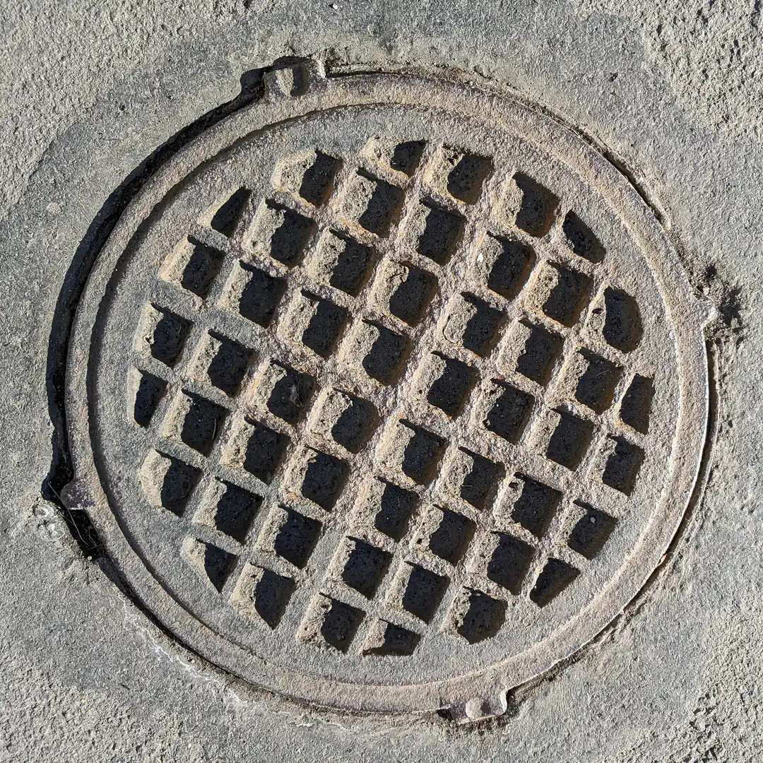 Manhole Cover in Saint Petersburg, Russia. Photo by Yuri Matrosovich