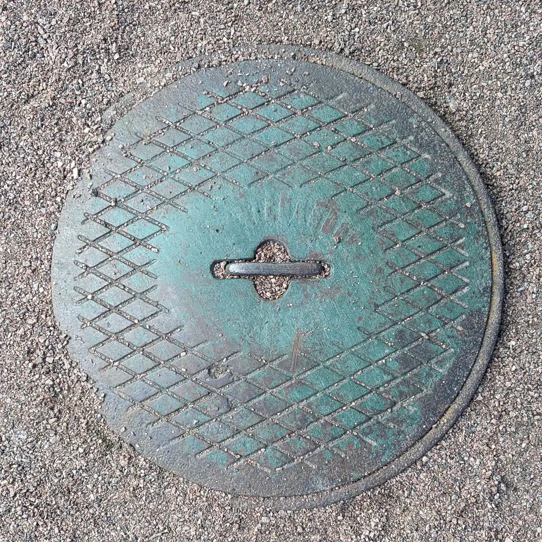 Manhole Cover in Saint Petersburg, Russia. Photo by Yuri Matrosovich