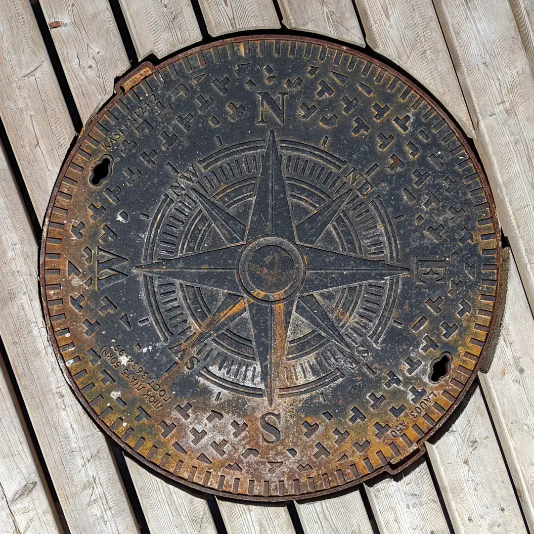 Manhole Cover by KASI in Svetlogorsk, Russia. Photo by Yuri Matrosovich