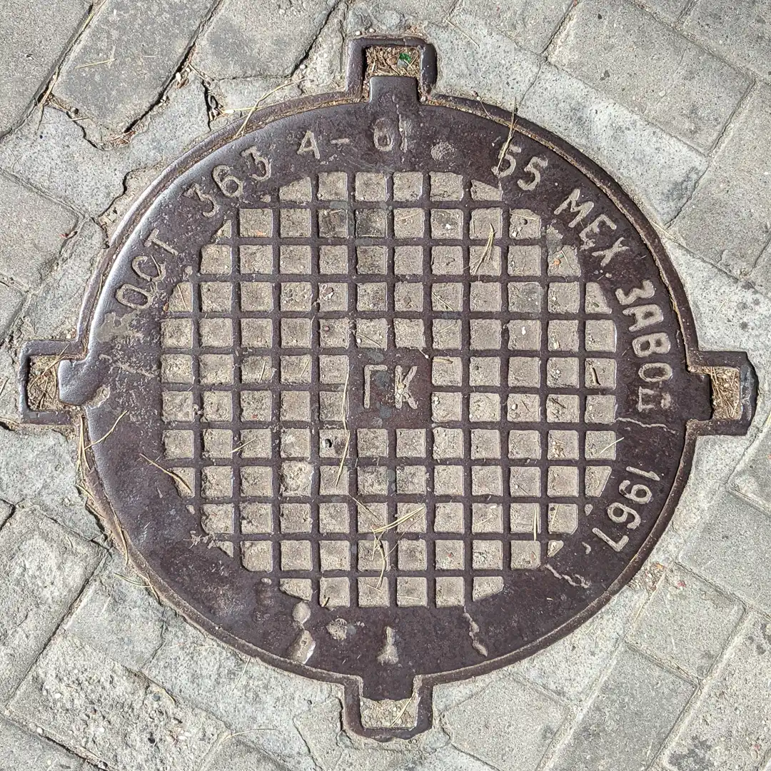 Sewerage Manhole Cover by 55 мех завод in Svetlogorsk, Russia. Photo by Yuri Matrosovich