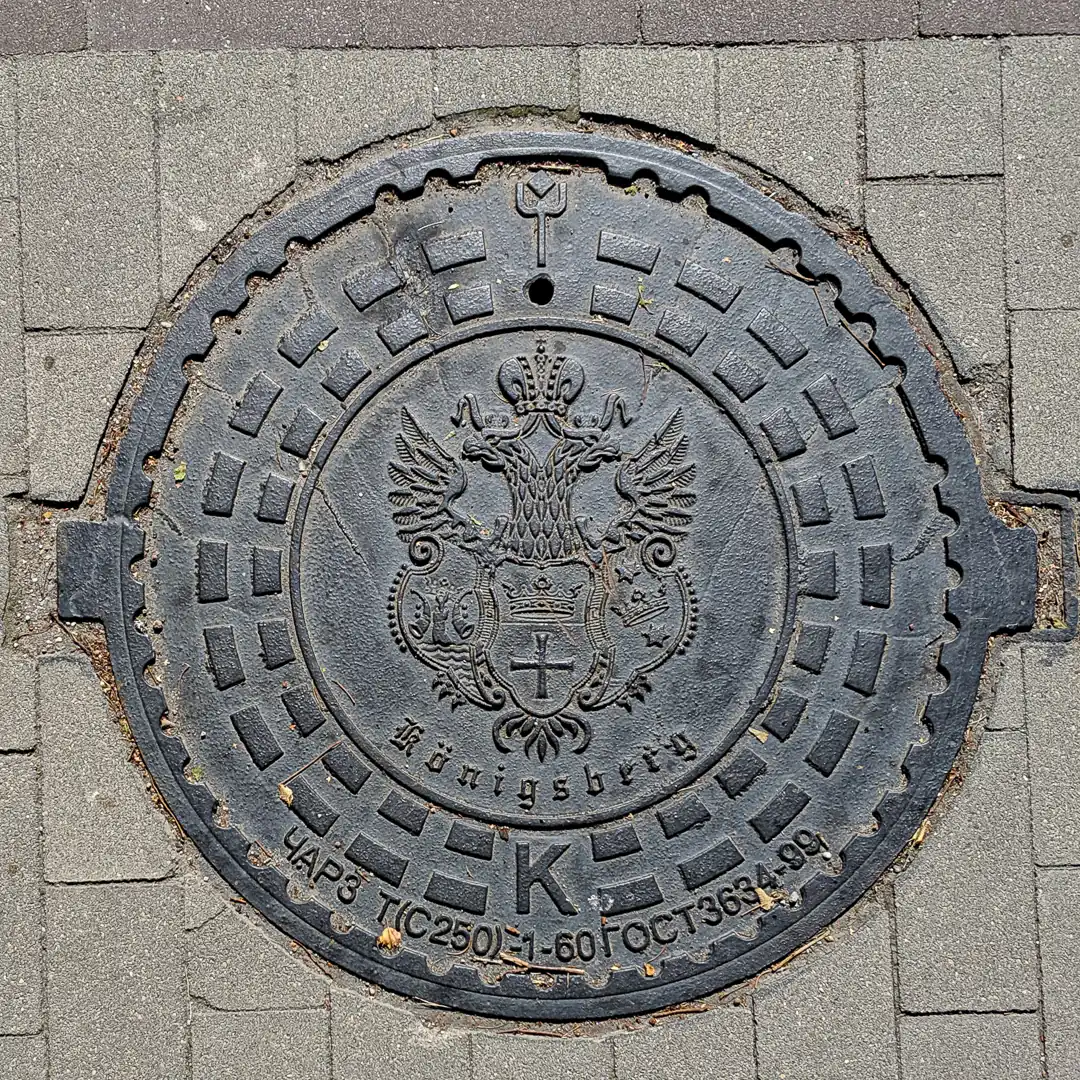 Manhole Cover with Königsberg Coat of Arms in Svetlogorsk, Russia. Photo by Yuri Matrosovich