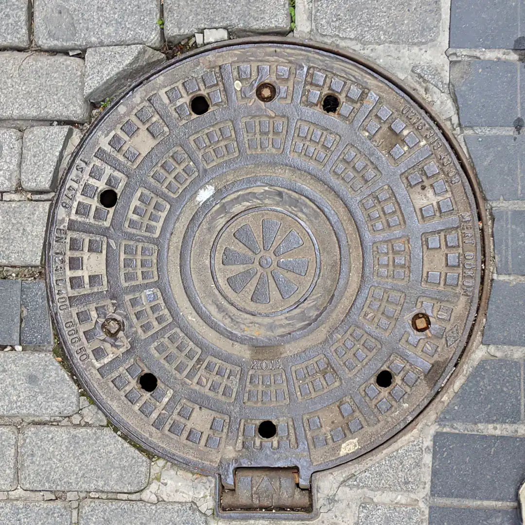 Manhole Cover by Mert Döküm in Istanbul, Turkey. Photo by Yuri Matrosovich