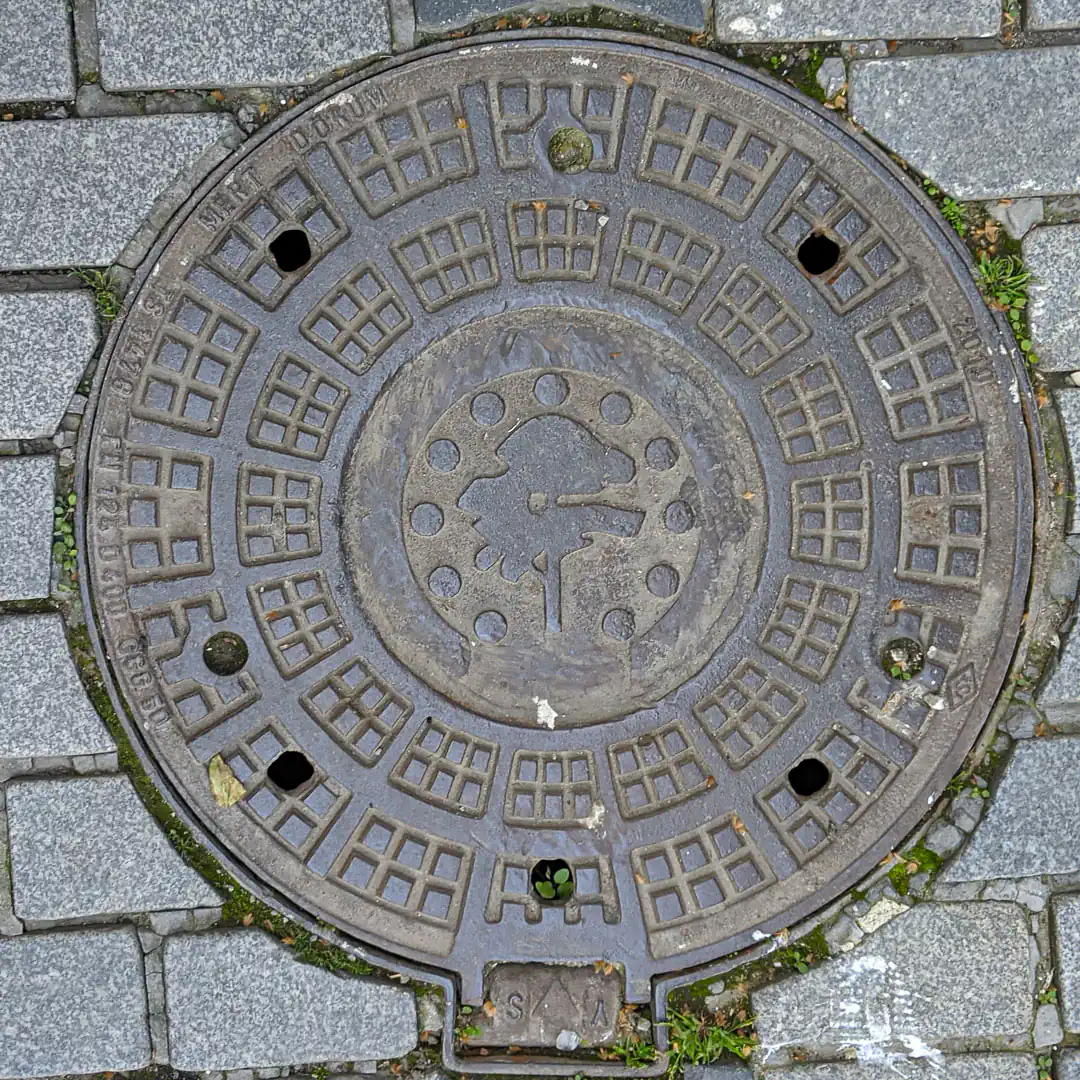 Manhole Cover by Mert Döküm in Istanbul, Turkey. Photo by Yuri Matrosovich