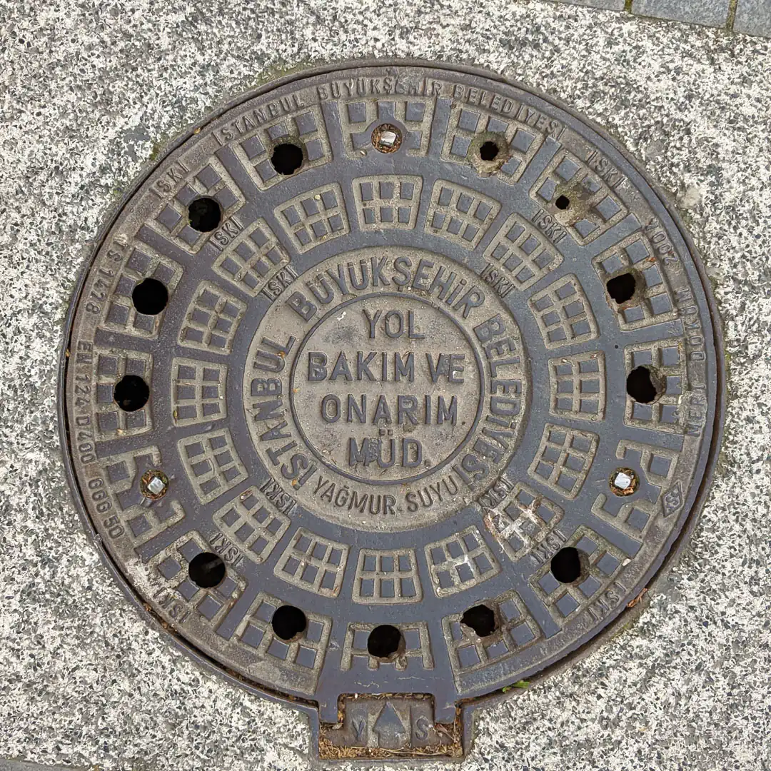 Manhole Cover by Mert Döküm in Istanbul, Turkey. Photo by Yuri Matrosovich