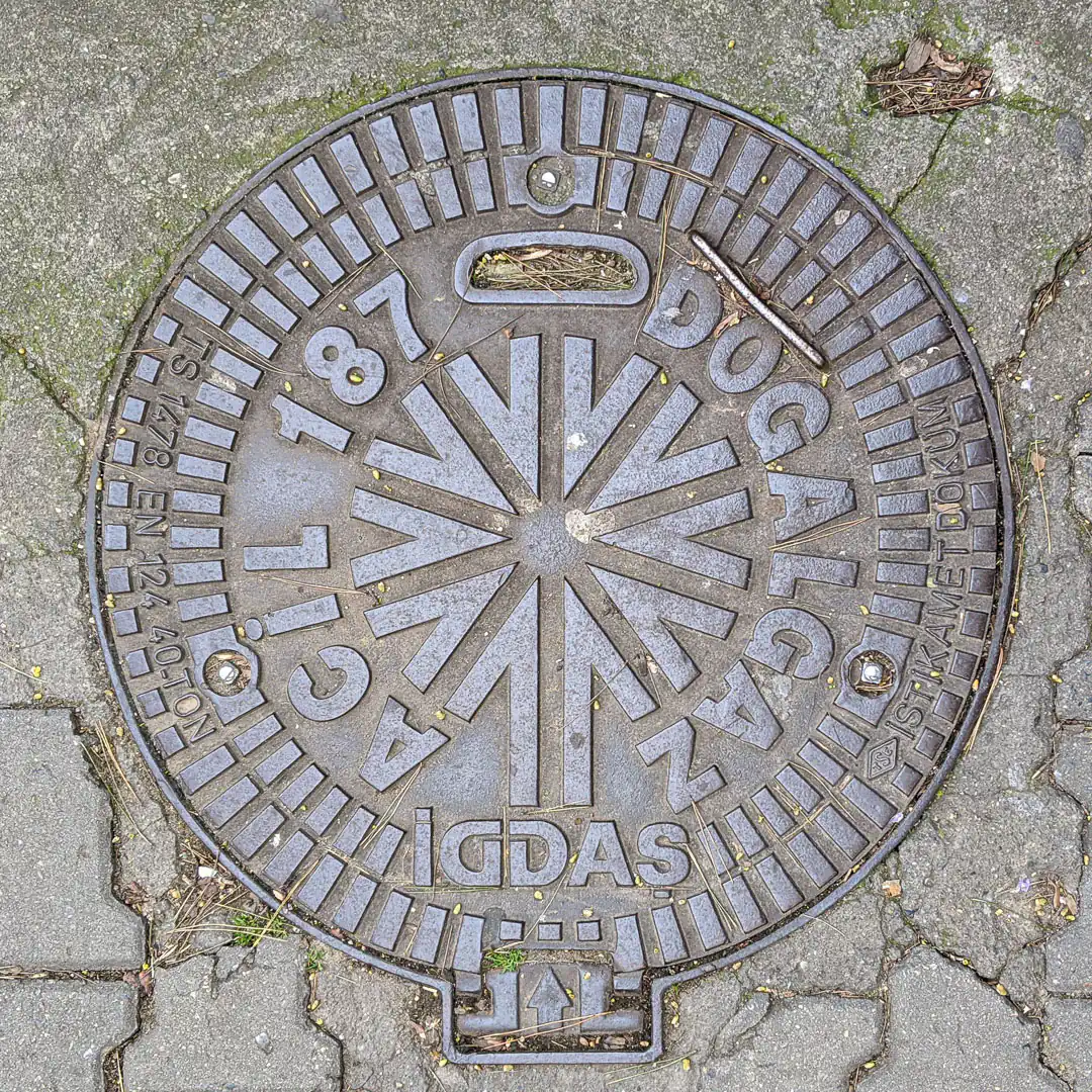 Gas Manhole Cover by İstikamet Döküm in Istanbul, Turkey. Photo by Yuri Matrosovich